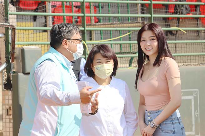 在教育处长林立生说明下，田慎节也深入了解市立棒球场现况。（吕妍庭摄）