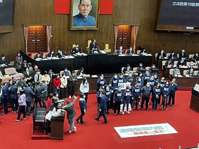 曾铭宗说，国民党团今天的陈情和抗争，取得民进党团善意回应，国民党团会在全民协助下继续努力，捍卫各位权利，随后便率眾人高喊「普发现金1万块！」（游念育摄）