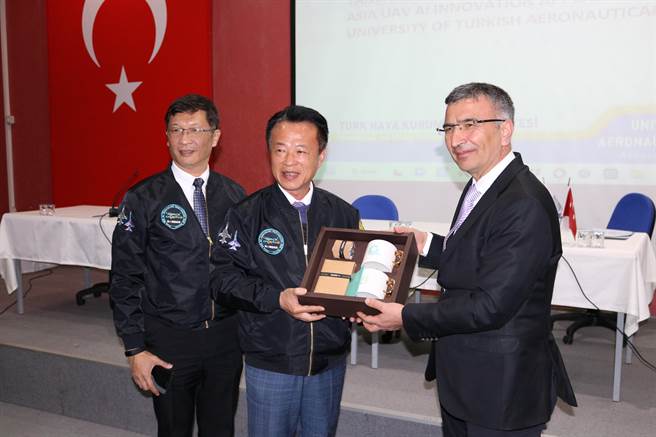 亞洲無人機AI創新應用研發中心在嘉義縣長翁章梁見證下，再與土耳其安卡拉航空科技大學簽署MOU。（嘉義縣政府提供∕呂妍庭嘉義傳真）