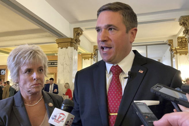 美国共和党籍联邦参议员霍利（Josh Hawley）（图右）强调，美国军事资源有限，中共清楚若美方资源被乌克兰占用，这些资源就无法拿来吓阻中国犯台。（图/ 美联社）