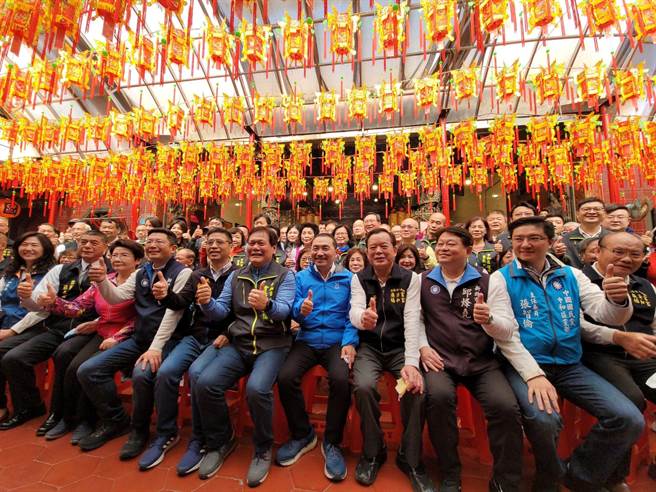 新北市长侯友宜今(17)日前往广济宫、福和宫参拜，有民眾在街头捕获野生市长，激动又热情向前合照，庙方也在致词时高喊要市长迈向总统大道。（徐沛琪摄）