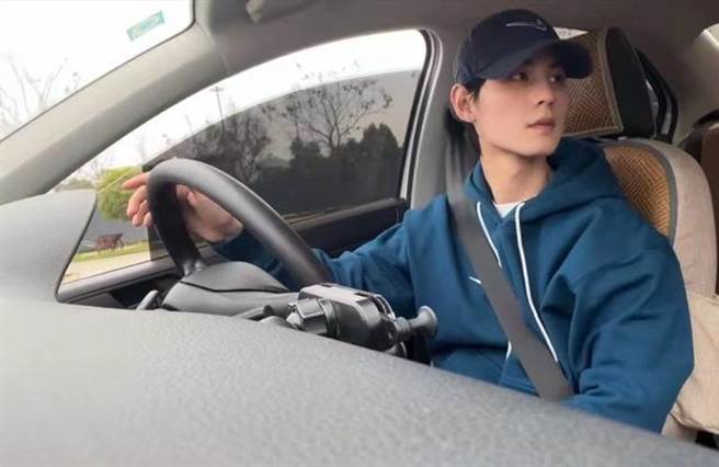 浙江驾训班教练单利杭（本尊）撞脸杨洋走红回应：去年业绩中下等，没打算当网红。（九派新闻）