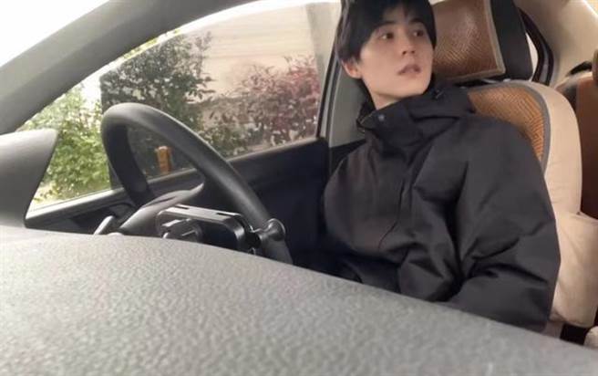 浙江驾训班教练单利杭撞脸杨洋（如图）走红回应：去年业绩中下等，没打算当网红。（九派新闻）