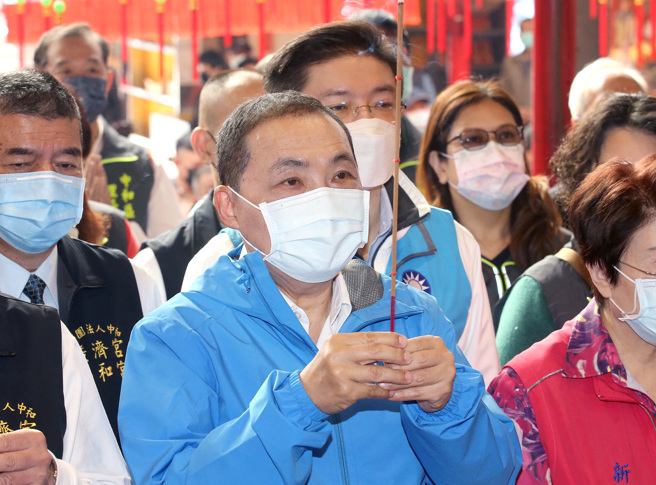 新北市长侯友宜（中）17日前往中和福和宫参拜时表示，任何人不分彼此族群，只要有心为国家人民做事都是好的。（范扬光摄）
