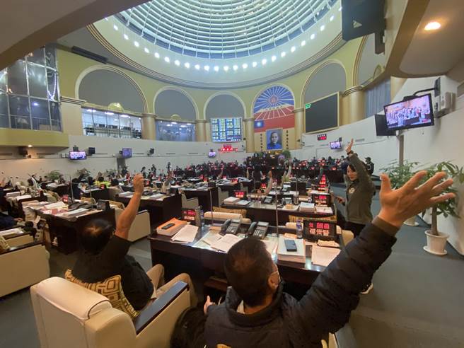 台南市议会今天聚焦讨论九崴天然气发电厂设厂不当，举手表达反对设置立场。(曹婷婷摄)