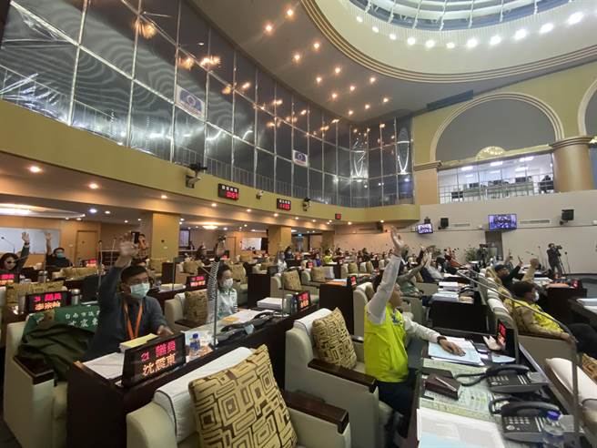 台南市议会今天聚焦讨论九崴天然气发电厂设厂不当，举手表达反对设置立场。(曹婷婷摄)