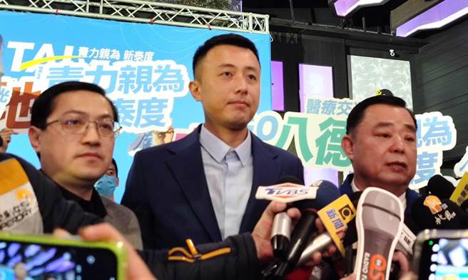 桃园市议长邱奕胜侄子、曾任市长张善政竞选青年发言人的邱继泰（中）今天宣布参选桃园市第6选区立委。（赖佑维摄）