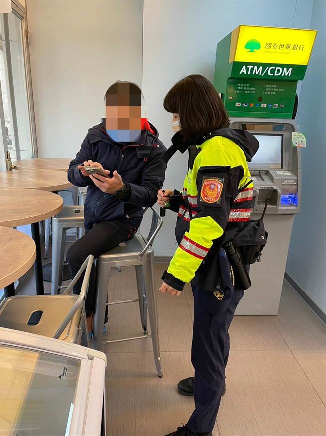 警方接获报案后，赶到超商劝阻，避免邓男继续受骗。（警方提供）