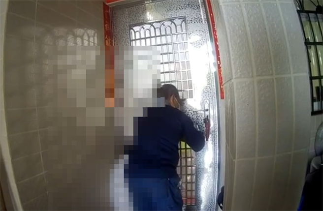 锁匠开锁，辜女在旁心急如焚。（翻摄照片／高雄洪靖宜传真）