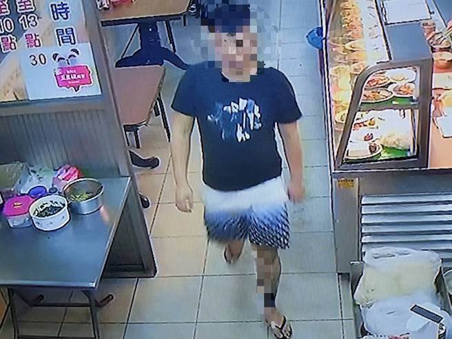 高雄曾姓男子涉嫌行搶友人金鍊，苗栗警方遠赴高雄將他逮捕歸案。（讀者提供／謝明俊苗栗傳真）