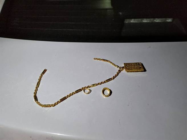 高雄曾姓男子涉嫌行搶吳姓友人金鍊，金鍊當場被扯斷。（讀者提供／謝明俊苗栗傳真）