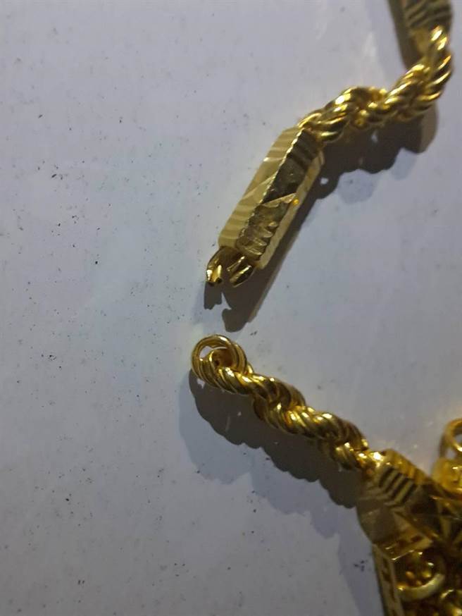 高雄曾姓男子涉嫌行搶吳姓友人金鍊，金鍊當場被扯斷，曾嫌帶著一截金鍊逃逸並予典當。（讀者提供／謝明俊苗栗傳真）