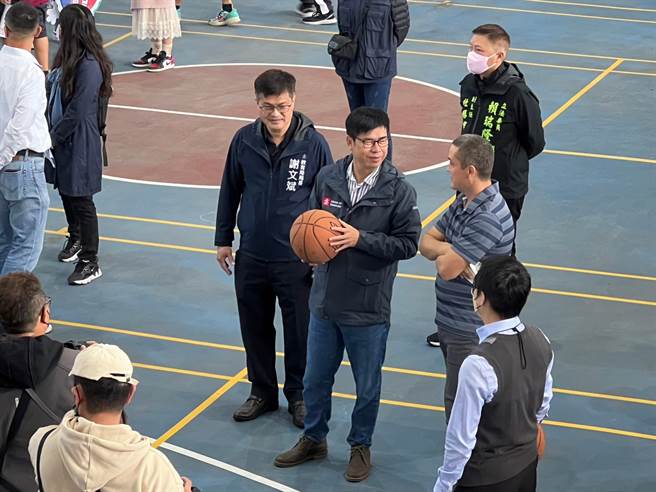 17日高雄市长陈其迈视察旗津国中「校校有双语」成效时，受访表示，南部的区域治理平台将在3月重新启动，届时将会整合交通、水资源的等议题。（杨舒婷摄）