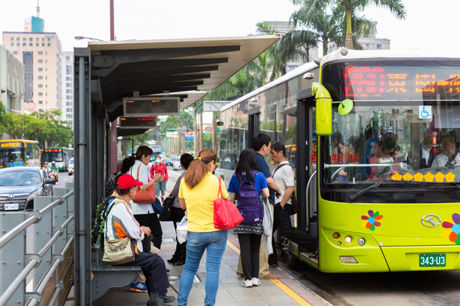 大陸一名男大生從安徽回到上海，全程都只靠搭公車，一路上經過6座城市、轉乘32次。(示意圖/達志影像)