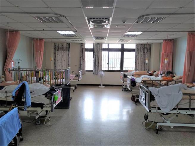 创世视病如亲，护理人员当植物人的守护天使。(创世提供)