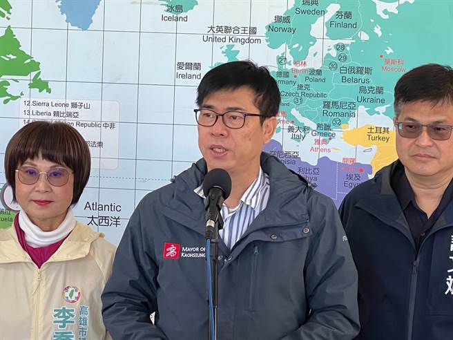 16日行政院会上提到争取补助电动公车一事，高雄市长陈其迈17日回应，高雄一直在扩大公共运输，但明显资源分布不均。（杨舒婷摄）