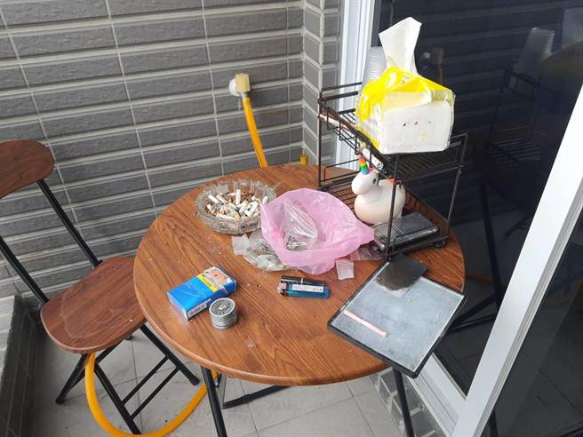 邓男毫不掩饰就将K他命、大麻等毒品放在阳台桌上，甚至不顾邻居，就在阳台呼麻拉K。（警方提供）