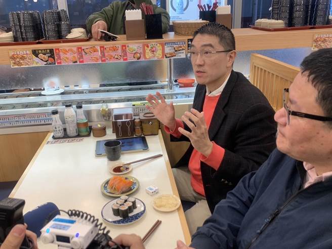 ▲谢国梁说明打造基隆成为寿司城市之构想。（徐佑升摄）
