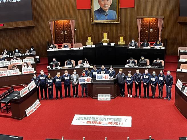 国民党今早霸占议场杯葛，行政院长陈建仁下午施政报告和总质询被迫停止。（游念育摄）