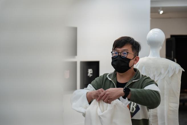 《完成的未完成》呈现艺术家周尹庠对于「流行／时尚」的理解(高雄市文化局提供)