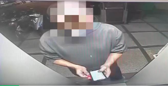 警方发现，黄姓父子对台中市区可提领金钱的地点非常熟悉，黄父每天日领5000元当车手。（台中市警察局提供／张妍溱台中传真）