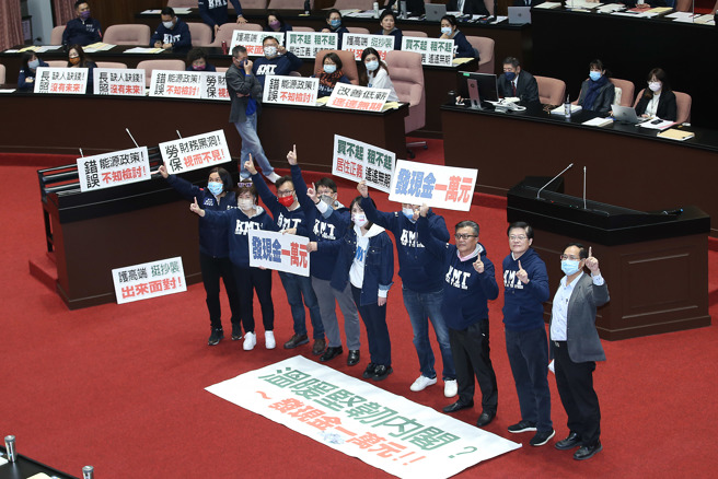 立法院17日新会期开议，国民党立委占领议场及官员席，杯葛行政院长陈建仁报告及备询，要求行政院先答应改发1万元。（姚志平摄）