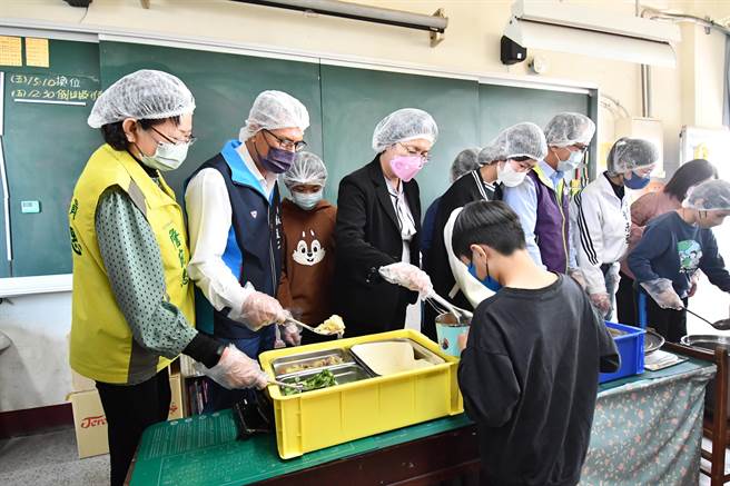 彰化县长王惠美17日到社头乡崙雅国小，关心学校中央厨房餐点供应情形，确保学校营养午餐所需鸡蛋供应无虞。（吴敏菁摄）