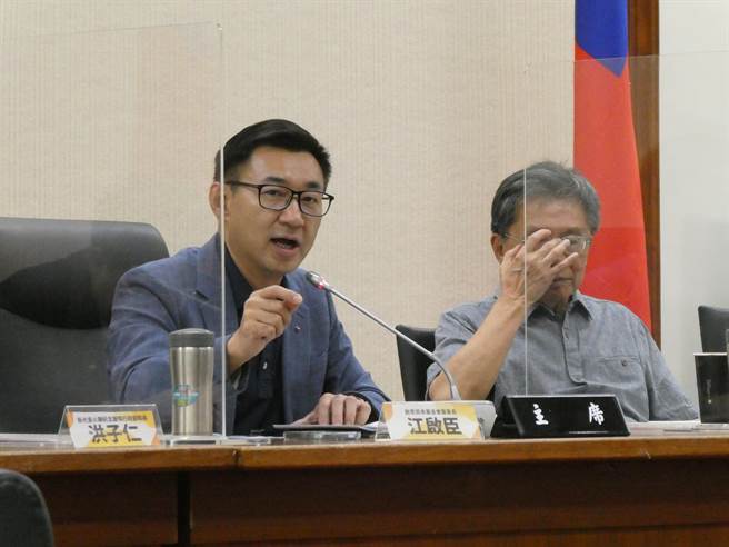 立法院今天开议，行政院长陈建仁预计下周五施政报告，但书面报告已送至立法院。国民党立委江启臣今批评，新阁揆应有新气象，但陈的施政报告让他只有「讚颂前人、了无新意」8字感想。看不到陈自己对国家大政的方向、理想与愿景。（周志豪摄）