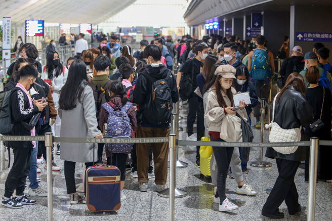 民眾入境台湾，在移民署证照查验台前排队。（陈麒全摄）