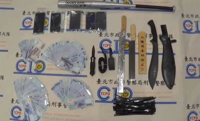 警方查扣西瓜刀、弹簧刀等物证。（警方提供）