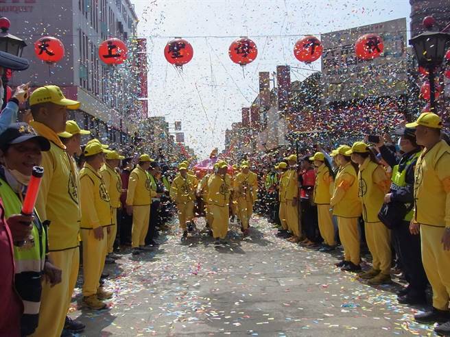 白沙屯妈祖抵云林县北港朝天宫，3进3退入庙场面壮观震撼。（张朝欣摄）