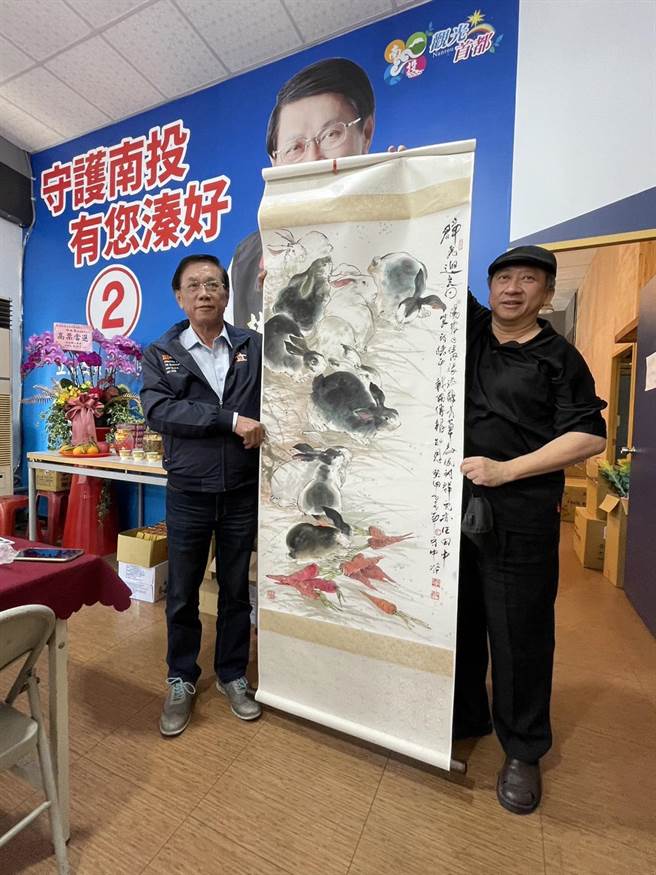 南投縣文化局前局長、藝術家游守中贈送林明溱一幅畫，讓他帶進國會辦公室。（楊靜茹攝）
