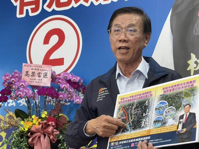 用路人下竹山交流道習慣行駛堤防道路（東埔蚋路）往溪頭路段，林明溱將建議擴寬改善。（楊靜茹攝）