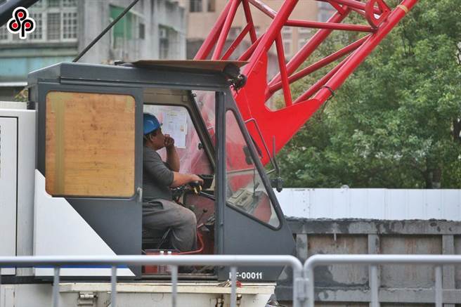 根据2021年劳动检查年报统计显示，营造业发生重大职业灾害比率偏高，死亡人数占全产业约49％，其中又有20％与临时构造物相关。（报系资料照）