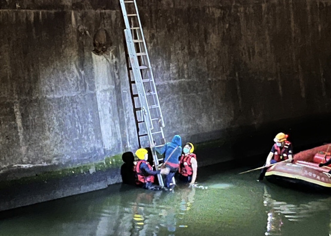 女騎士肇事「滑入愛河秀泳技」，狂撥水拒救援，上岸傳出「這味道」完了。(警方提供)