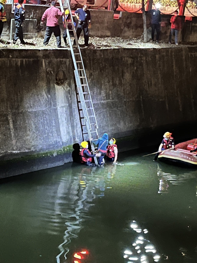 女騎士肇事「滑入愛河秀泳技」，狂撥水拒救援，上岸傳出「這味道」完了。(警方提供)