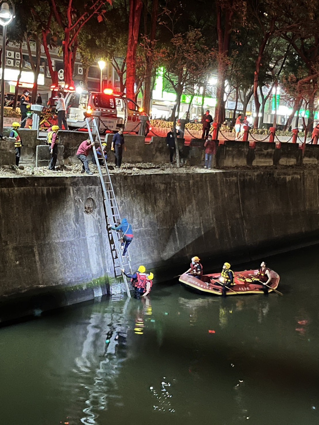 女騎士肇事「滑入愛河秀泳技」，狂撥水拒救援，上岸傳出「這味道」完了。(警方提供)