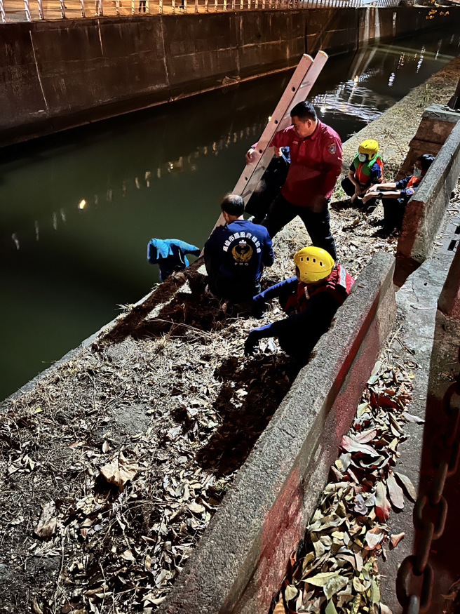 女騎士肇事「滑入愛河秀泳技」，狂撥水拒救援，上岸傳出「這味道」完了。(警方提供)