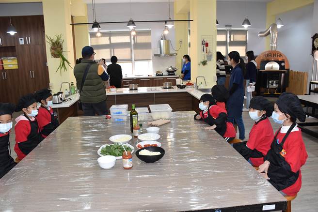 大南国小获选为食育教育重点学校，建置全新的中岛等厨房设备。（谢明俊摄）