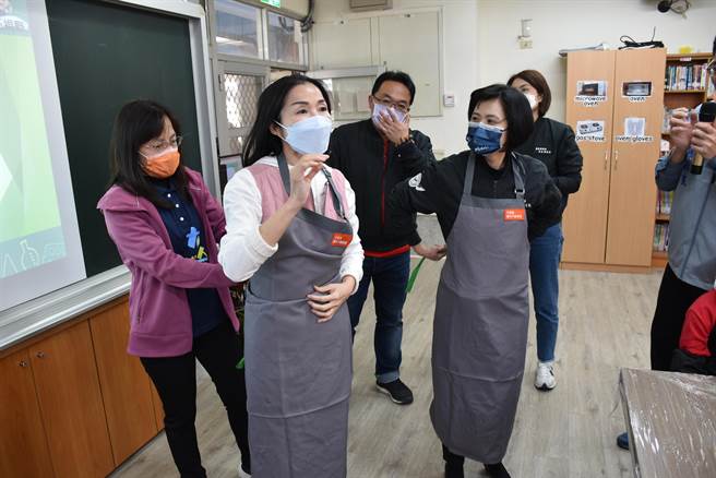 苗栗县长夫人陈美琦（左）、与教育处长叶芯慧一起穿上围裙，陪小朋友手作比萨。（谢明俊摄）