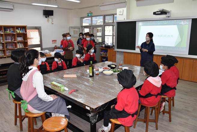 苗栗县长夫人陈美琦（左）陪大南国小小朋友上食农课程。（谢明俊摄）