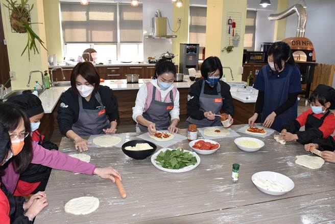苗栗县长夫人陈美琦（左）、与教育处长叶芯慧一起陪小朋友手作比萨。（谢明俊摄）