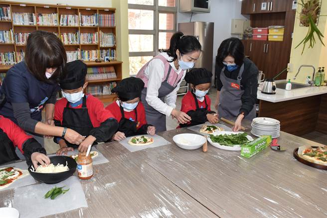 苗栗县长夫人陈美琦（左）、与教育处长叶芯慧一起陪小朋友手作比萨。（谢明俊摄）