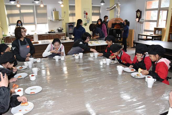 苗栗县长夫人陈美琦（左）、与教育处长叶芯慧一起陪小朋友享用刚出炉的手作比萨。（谢明俊摄）