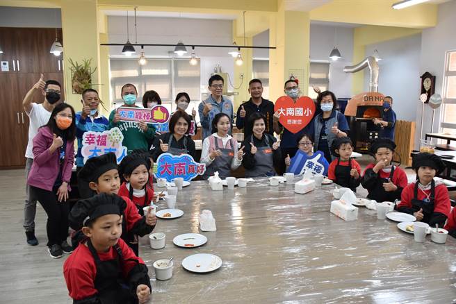 苗栗县长夫人陈美琦17日陪大南国小小朋友上食农课程。（谢明俊摄）