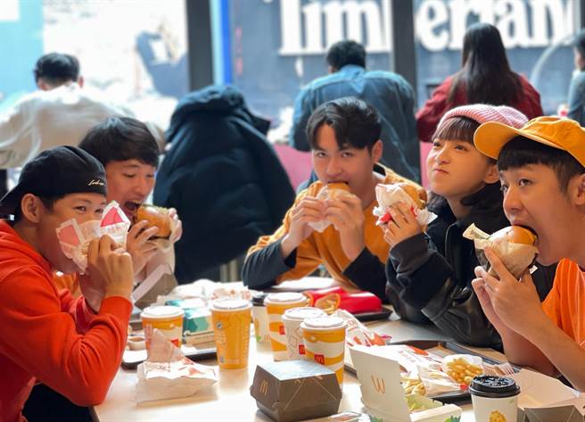 芒果酱乐团邀温妮联手举办演唱会。（Legacy Taipei 提供）