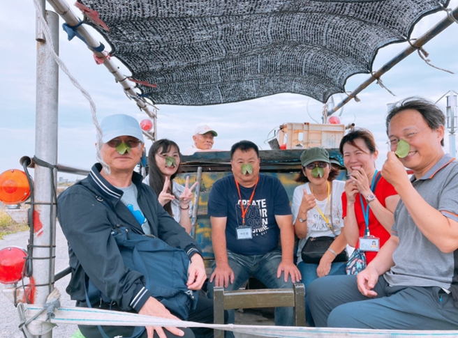 学员在地人文与生态导览游程体验。(戴志扬翻摄)