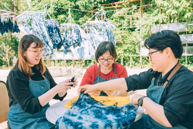 山林游程与蓝染手作体验。(戴志扬翻摄)