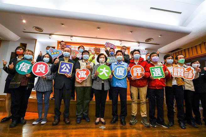 宜蘭縣政府舉辦首屆優良公寓大廈評選活動，今天縣府舉辦說明會，負責評選的專家學者將在3月間實地走訪社區，預計4月頒獎。（李忠一攝）