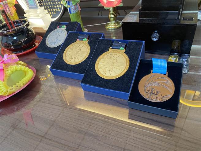 陈俞安的家属在灵堂摆出在2018年夺下的亚运奖牌，陪他走完最后这段时间。（蔡明亘摄）